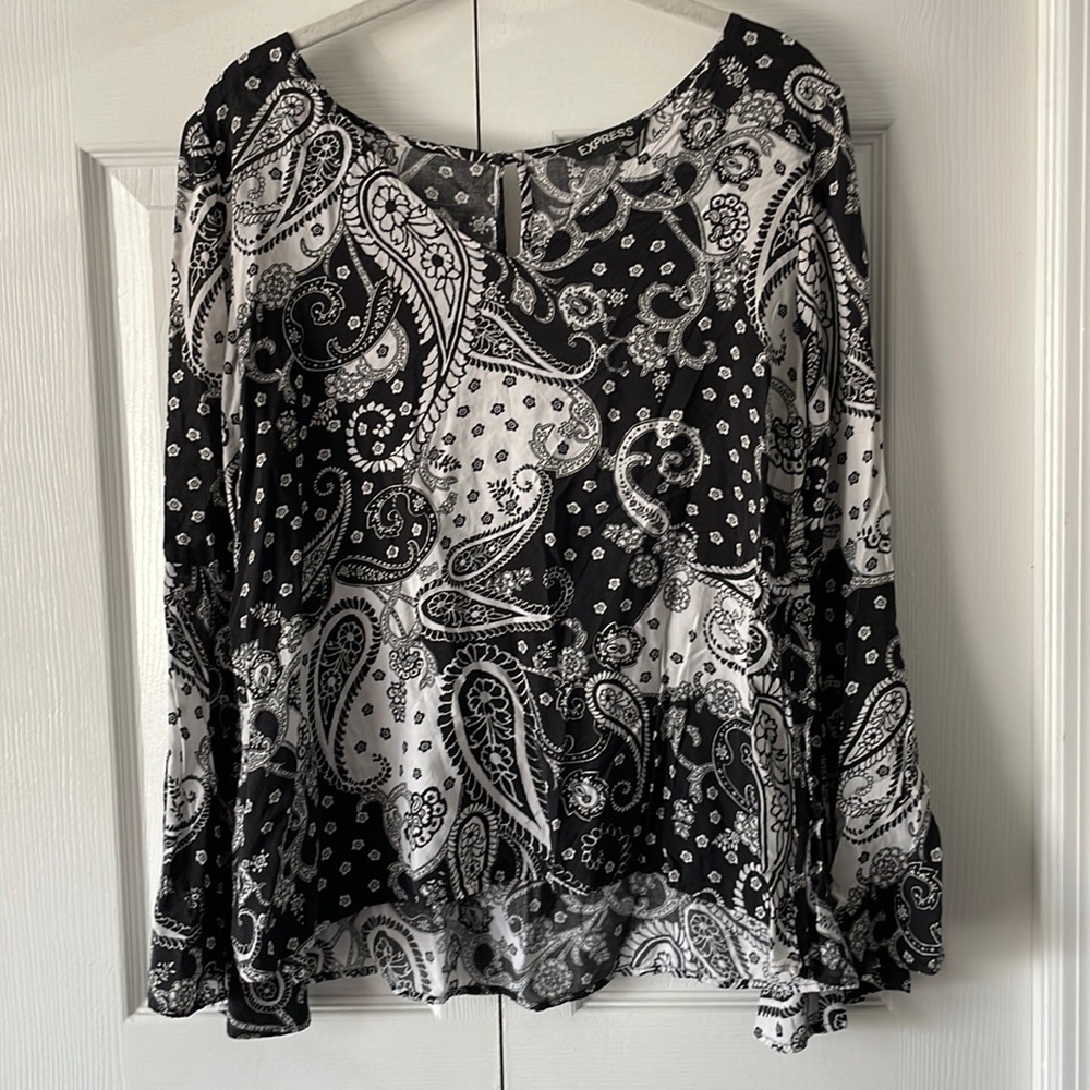 Express Paisley Flutter Sleeve Top